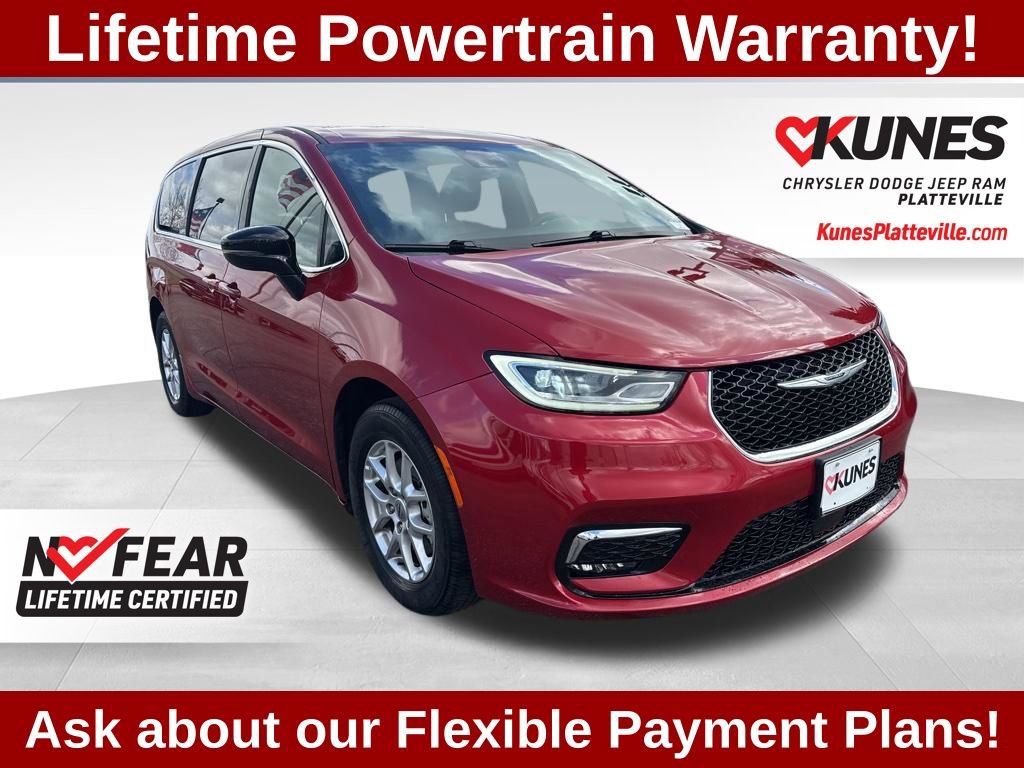 Used 2025 Chrysler Pacifica Select image 1