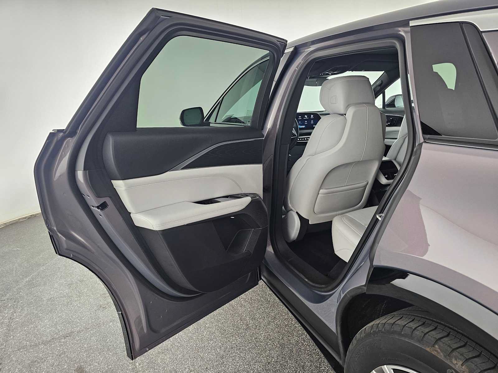 Used 2025 Cadillac Lyriq Luxury AWD/4WD image 15