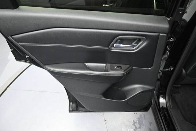 Used 2025 Nissan Rogue SL AWD/4WD image 29