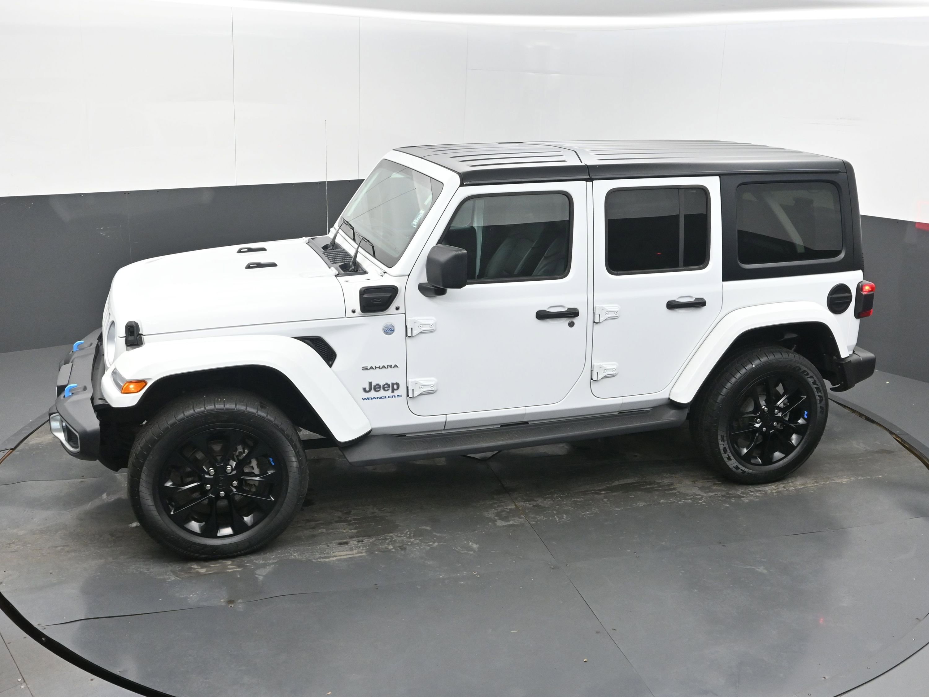 Used 2023 Jeep Wrangler Sahara image 34
