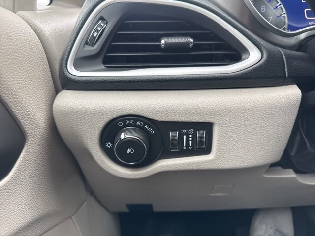 Used 2022 Chrysler Pacifica Touring-L FWD image 22