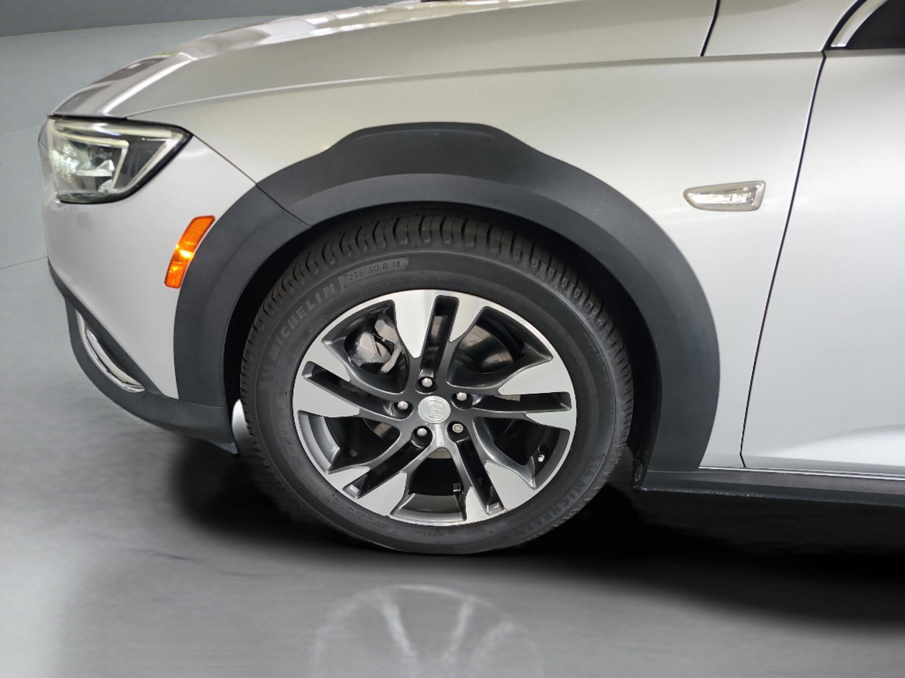 Used 2018 Buick Regal Preferred w/ Sights and Sounds Package AWD/4WD image 29