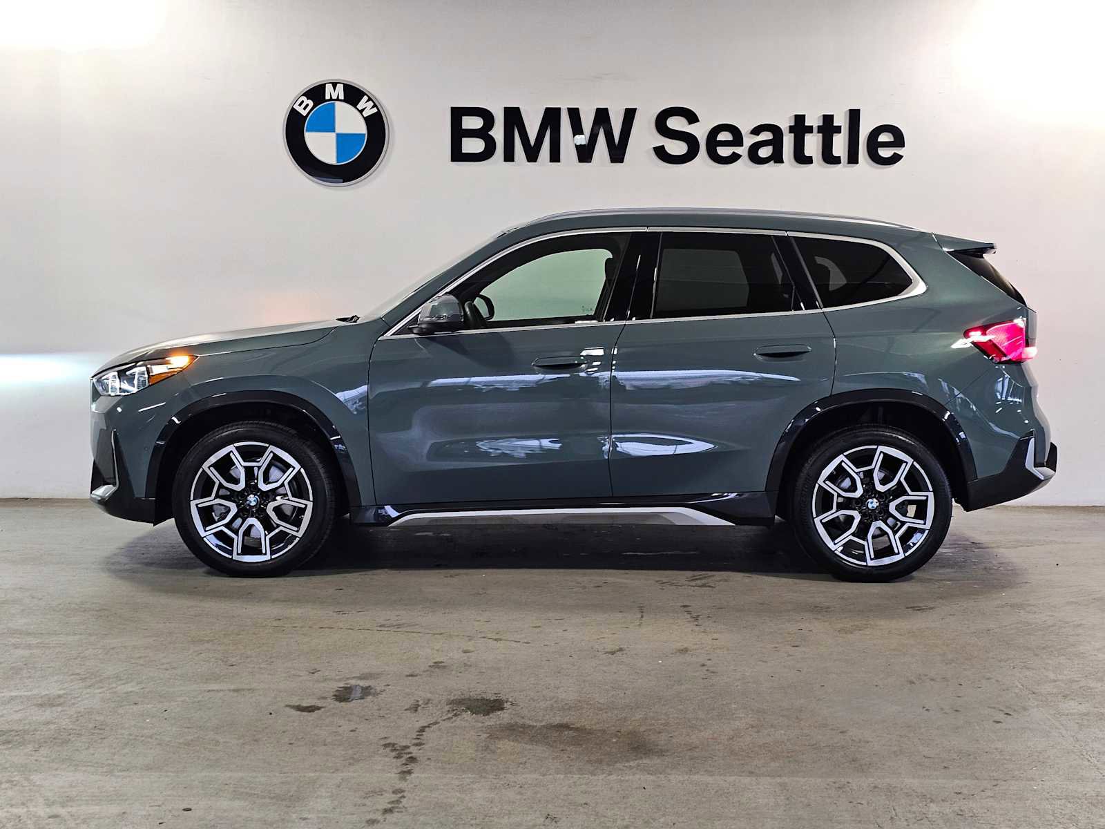 Used 2025 BMW X1 xDrive28i w/ Technology Package image 3