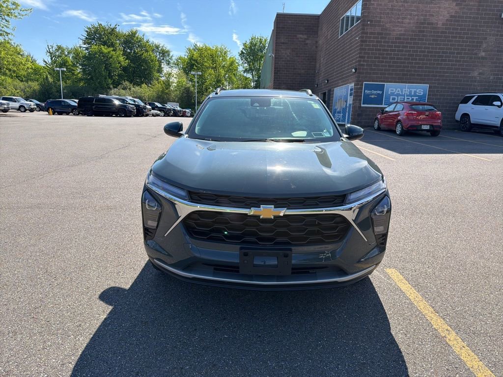 Used 2025 Chevrolet Trax LT w/ LT Convenience Package FWD image 4