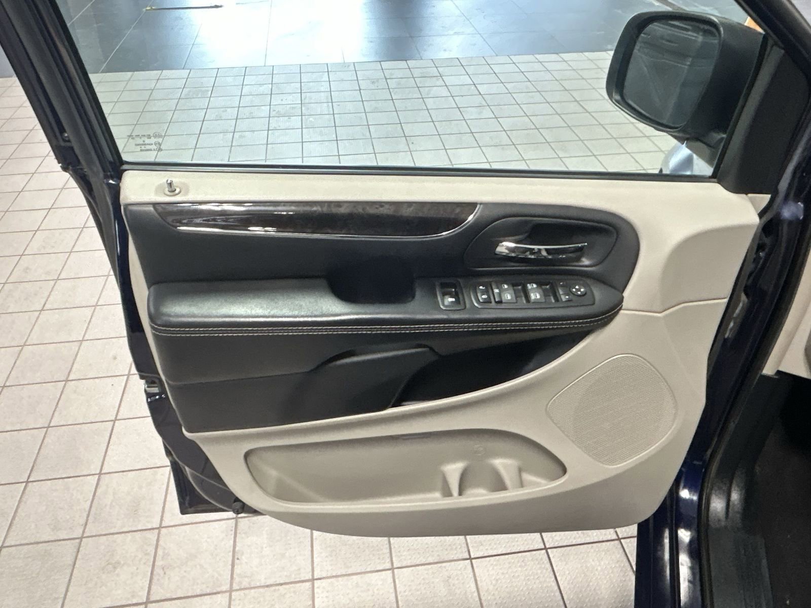 Used 2016 Chrysler Town & Country Touring w/ Driver Convenience Group FWD image 24