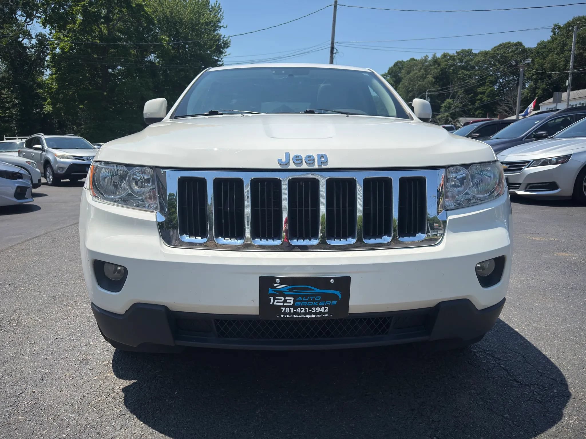 Used 2011 Jeep Grand Cherokee Laredo AWD/4WD image 2