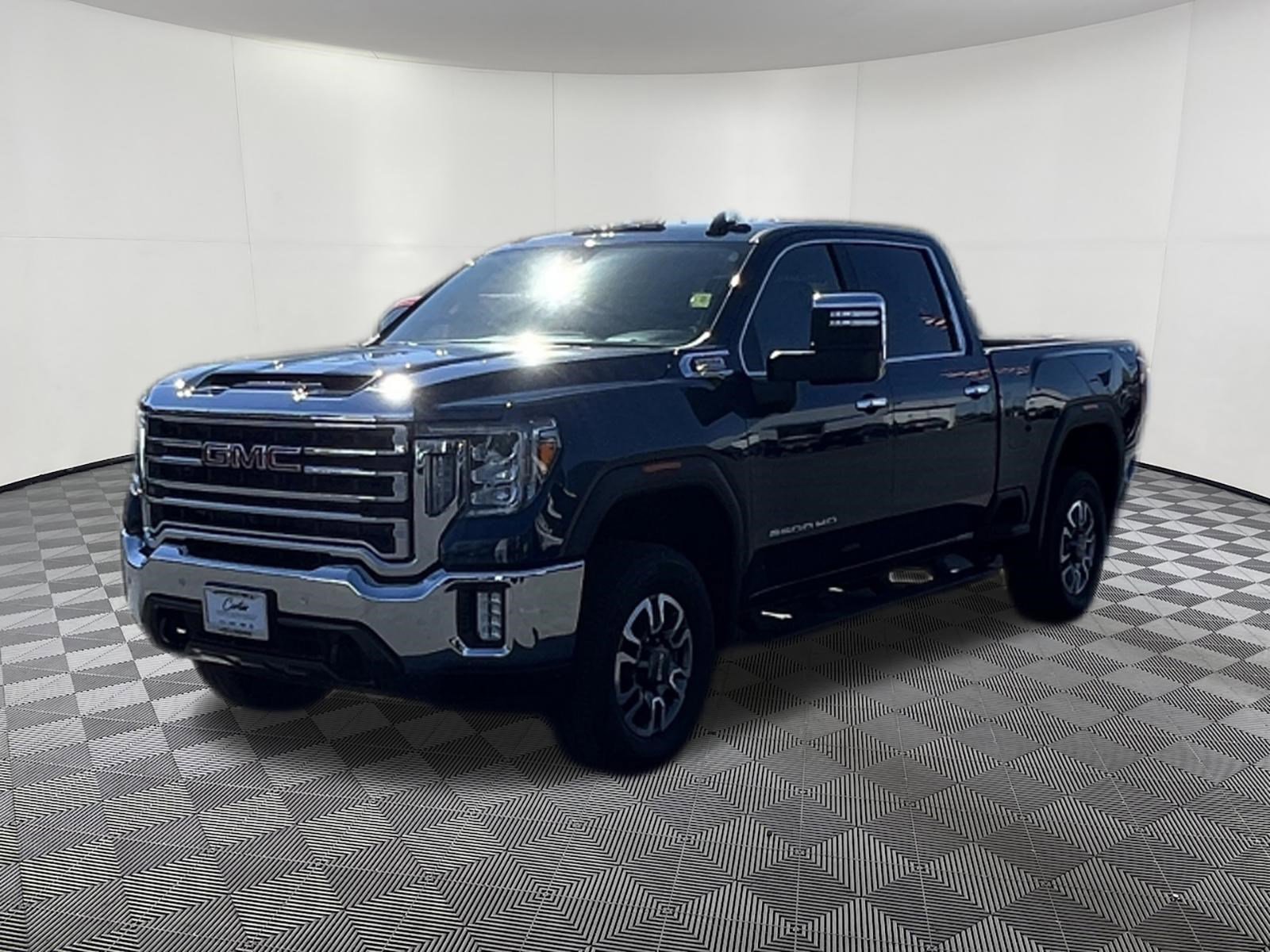 Used 2022 GMC Sierra 2500 SLT w/ SLT Preferred Package AWD/4WD image 3