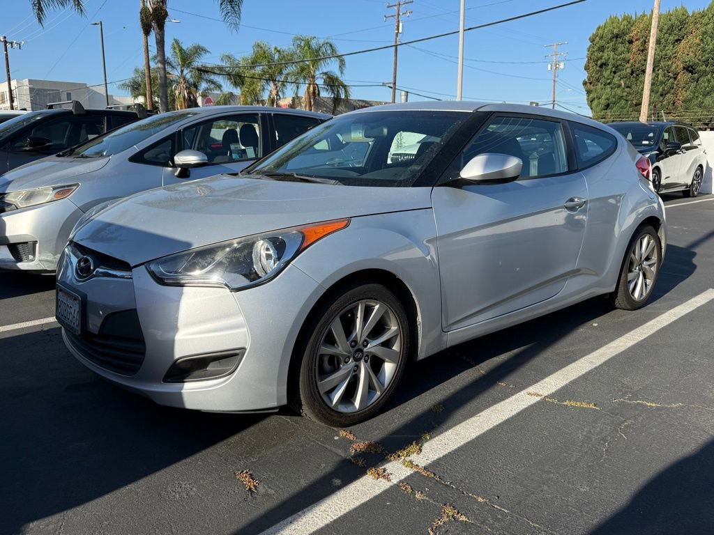 Used 2016 Hyundai Veloster image 2