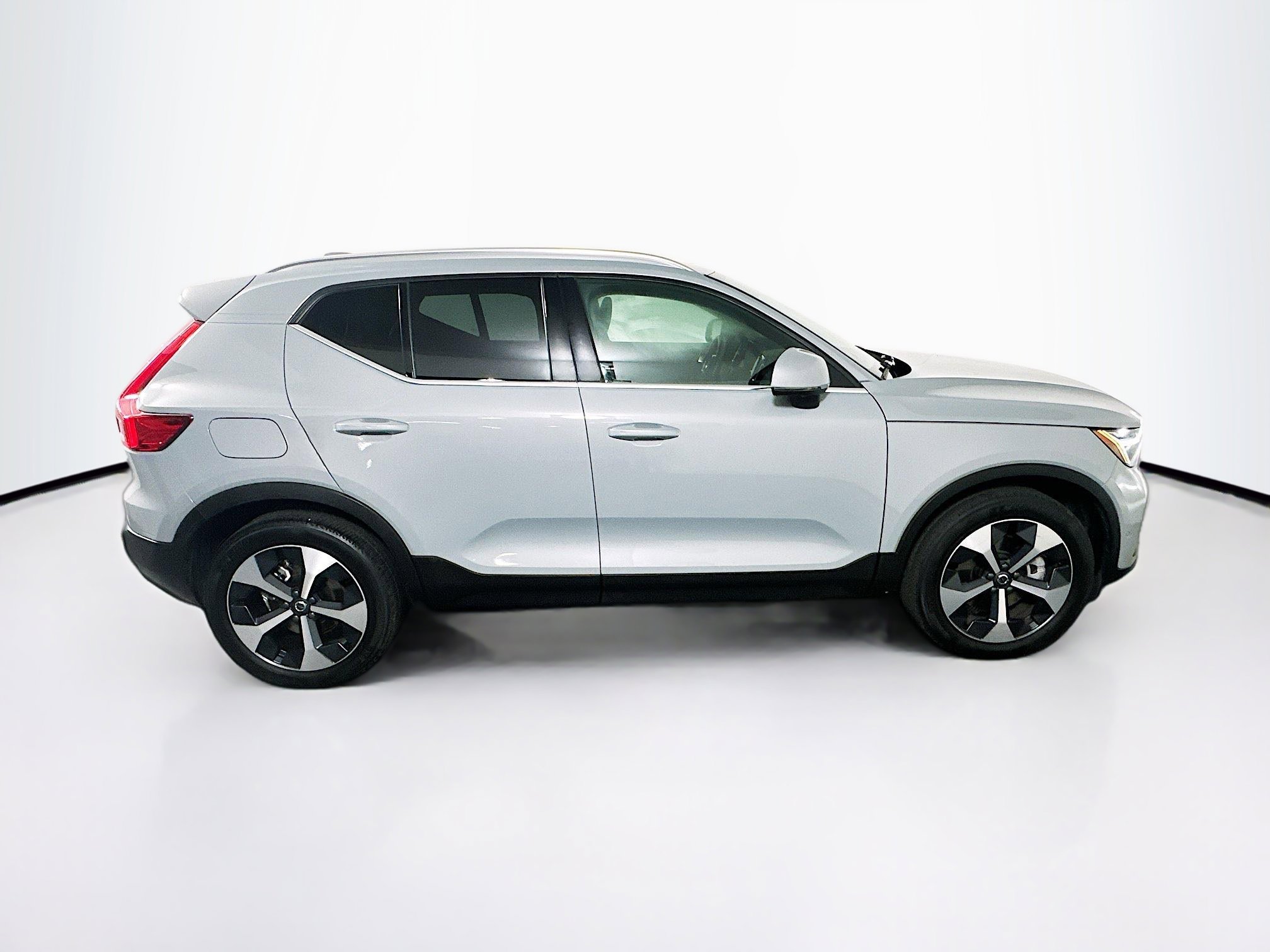 Used 2025 Volvo XC40 B5 Plus image 10