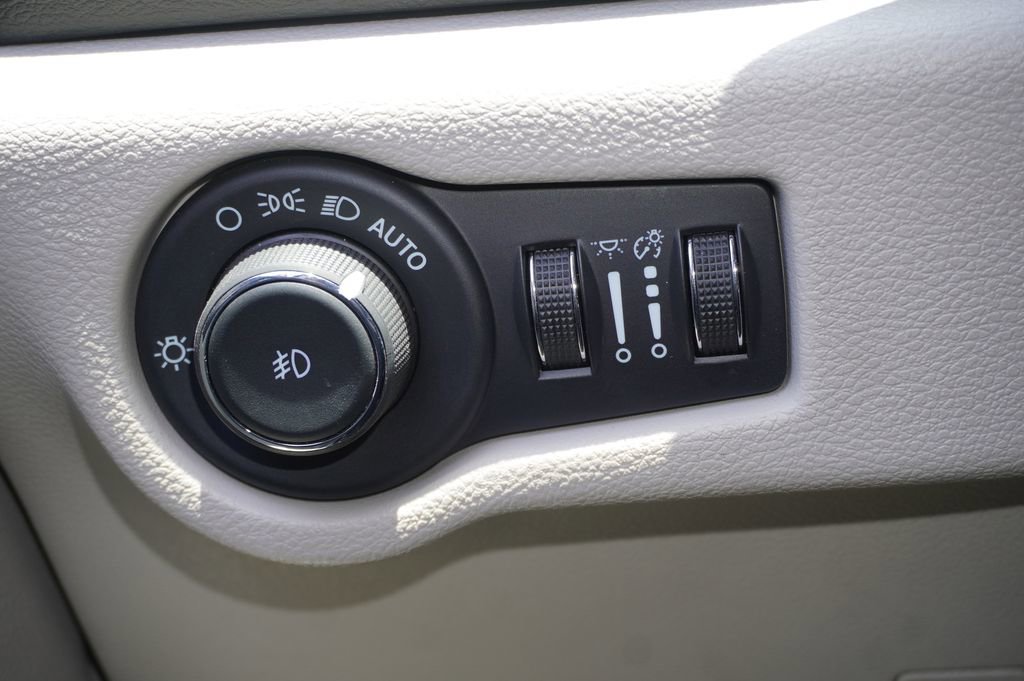 Used 2024 Chrysler Pacifica Touring-L FWD image 17