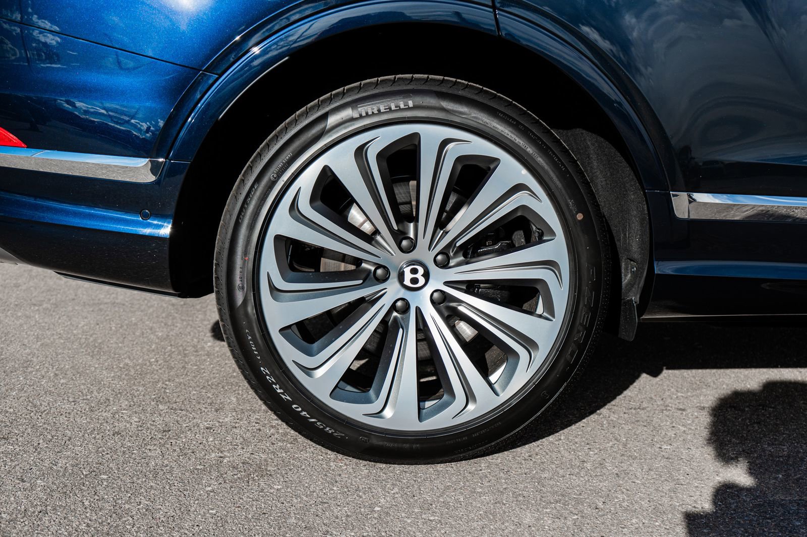 Used 2025 Bentley Bentayga image 15