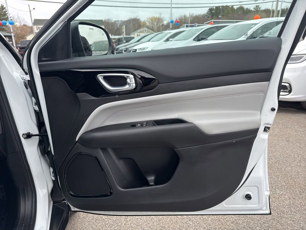 Certified 2025 Jeep Compass Limited image 29