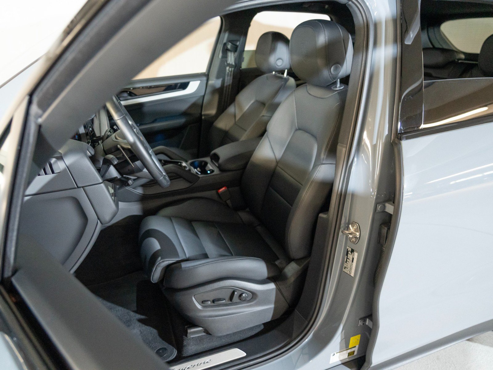 Used 2026 Porsche Cayenne AWD/4WD image 5