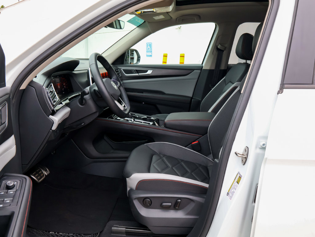 Certified 2025 Volkswagen Atlas Peak Edition SE AWD/4WD image 12