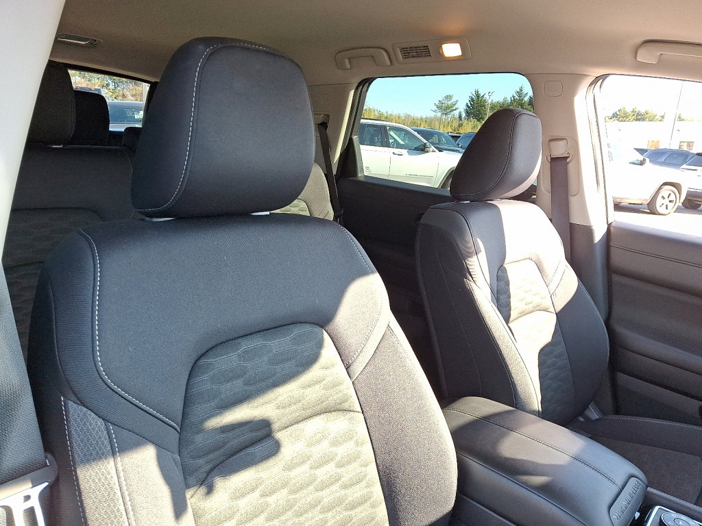 Used 2025 Nissan Pathfinder SV image 13