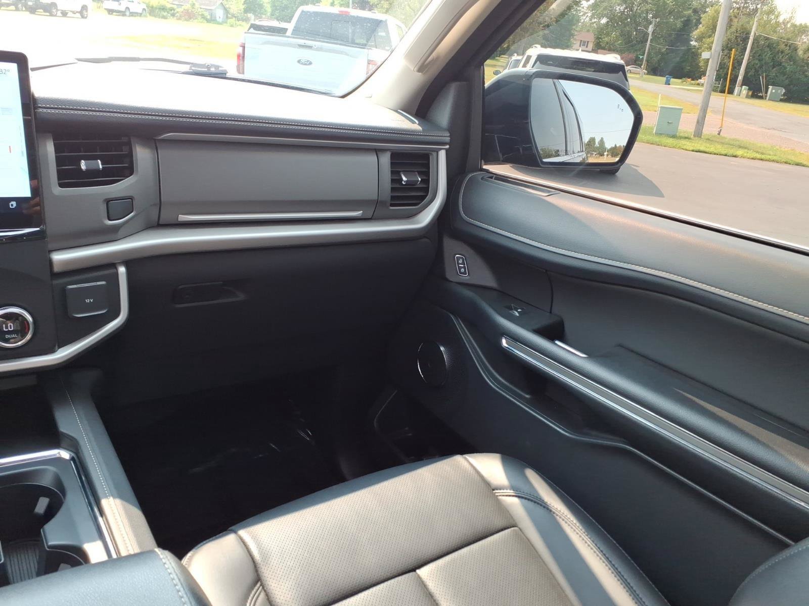 Used 2024 Ford Expedition XLT AWD/4WD image 12