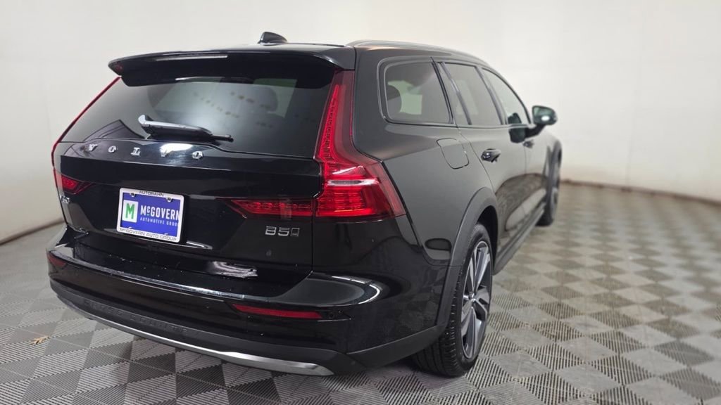 Used 2025 Volvo V60 B5 Cross Country Plus image 7