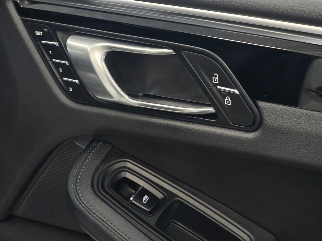 Certified 2024 Porsche Macan image 29