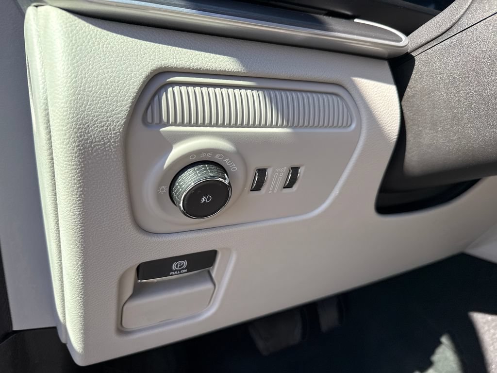 Used 2025 Jeep Wagoneer L 4WD image 15
