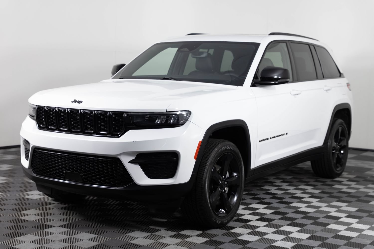Used 2023 Jeep Grand Cherokee Altitude AWD/4WD image 2