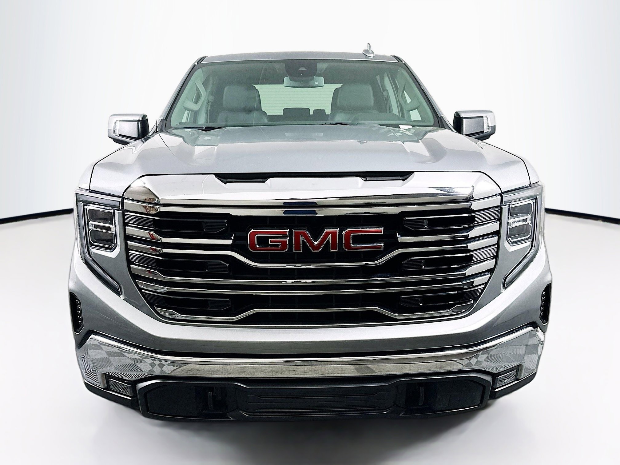 Used 2025 GMC Sierra 1500 SLT image 2