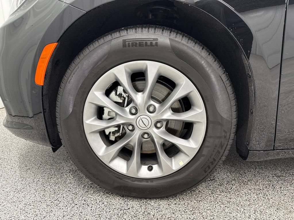 Used 2026 Chrysler Pacifica Limited w/ Uconnect Theater Family Group FWD image 9