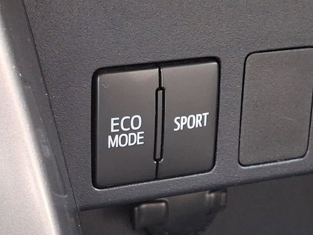 Used 2018 Toyota RAV4 LE image 22