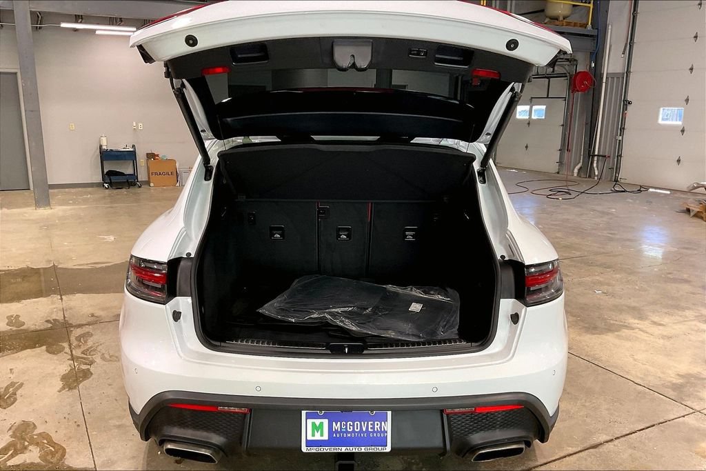 Used 2023 Porsche Macan AWD/4WD image 35