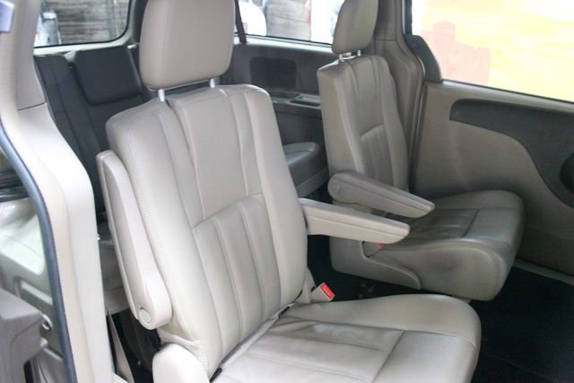 Used 2016 Chrysler Town & Country Touring w/ Driver Convenience Group FWD image 9