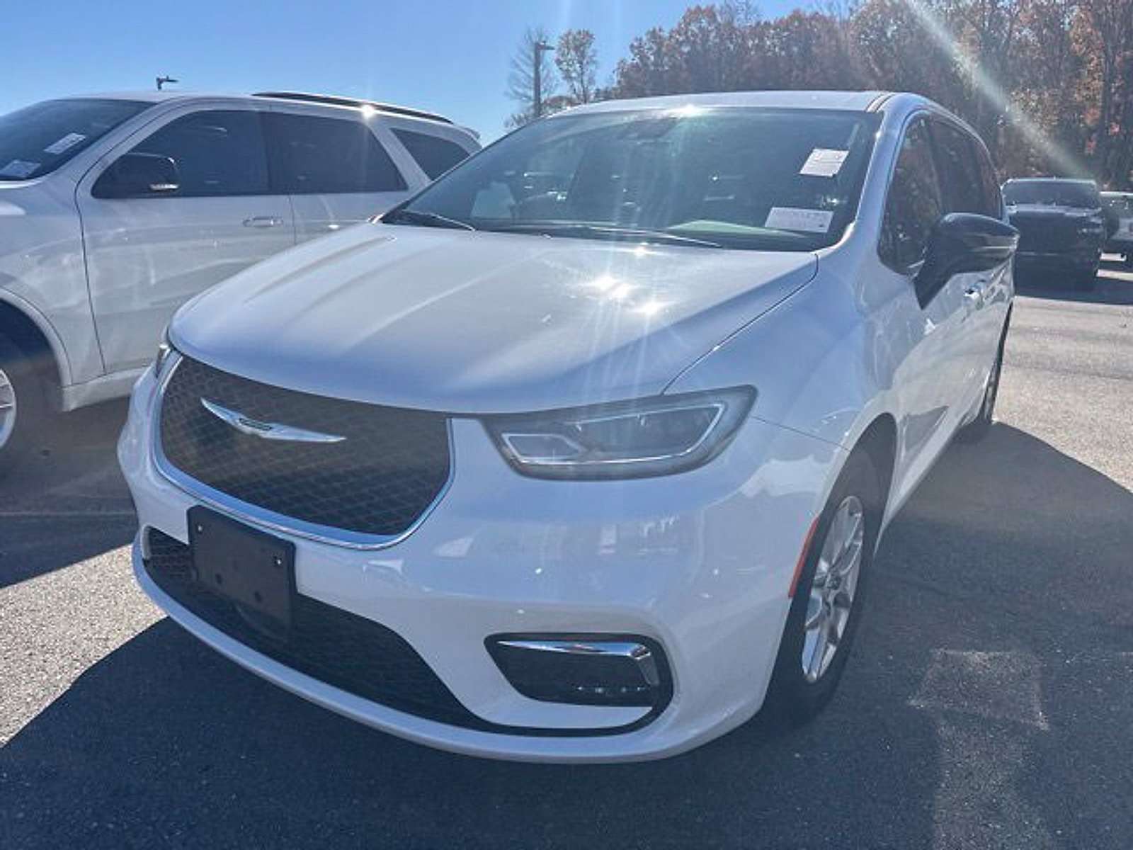 Used 2026 Chrysler Pacifica Select FWD image 3
