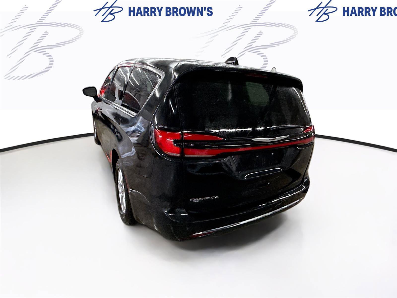 Used 2023 Chrysler Pacifica Touring-L image 9