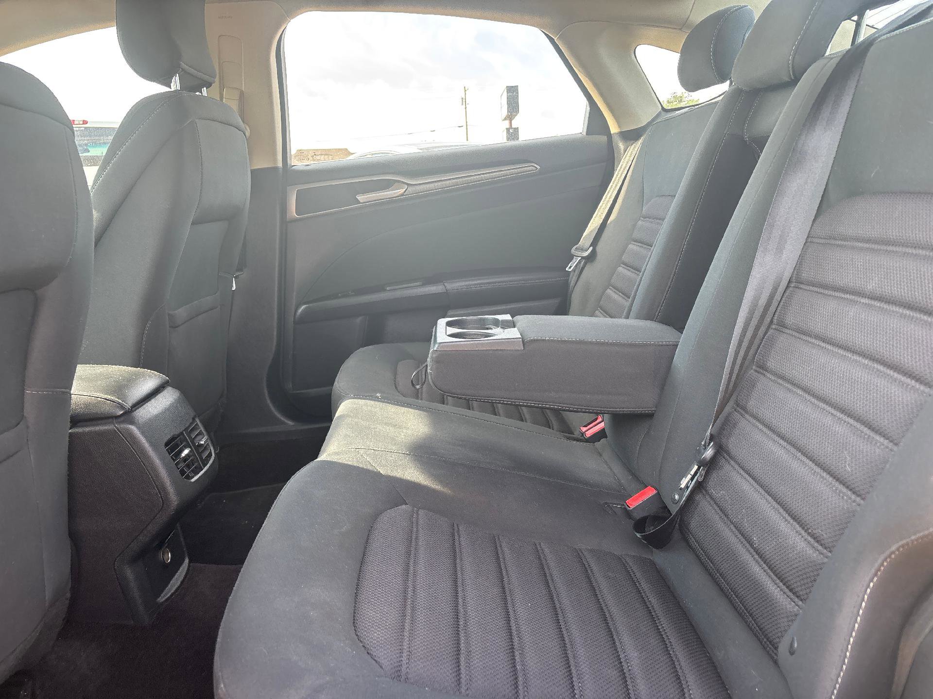 Used 2017 Ford Fusion SE w/ Fusion SE Technology Package image 24