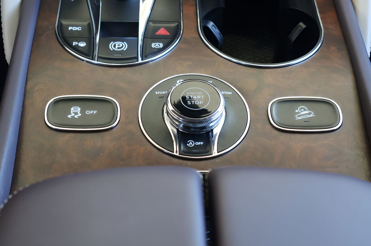 Used 2023 Bentley Bentayga Extended Wheelbase AWD/4WD image 19