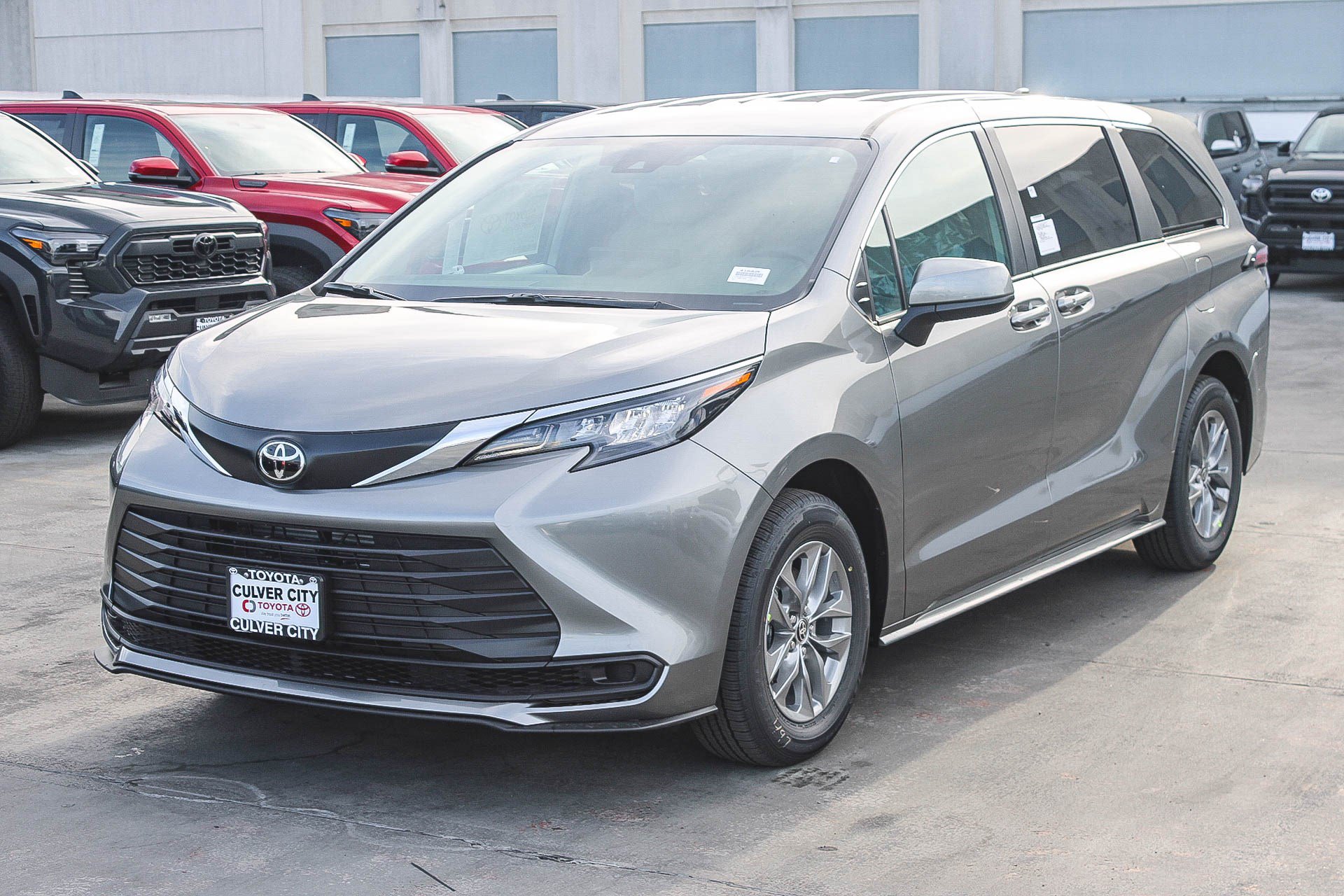 New 2026 Toyota Sienna LE FWD image 3