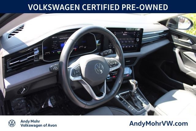 Used 2025 Volkswagen Jetta SE FWD image 17