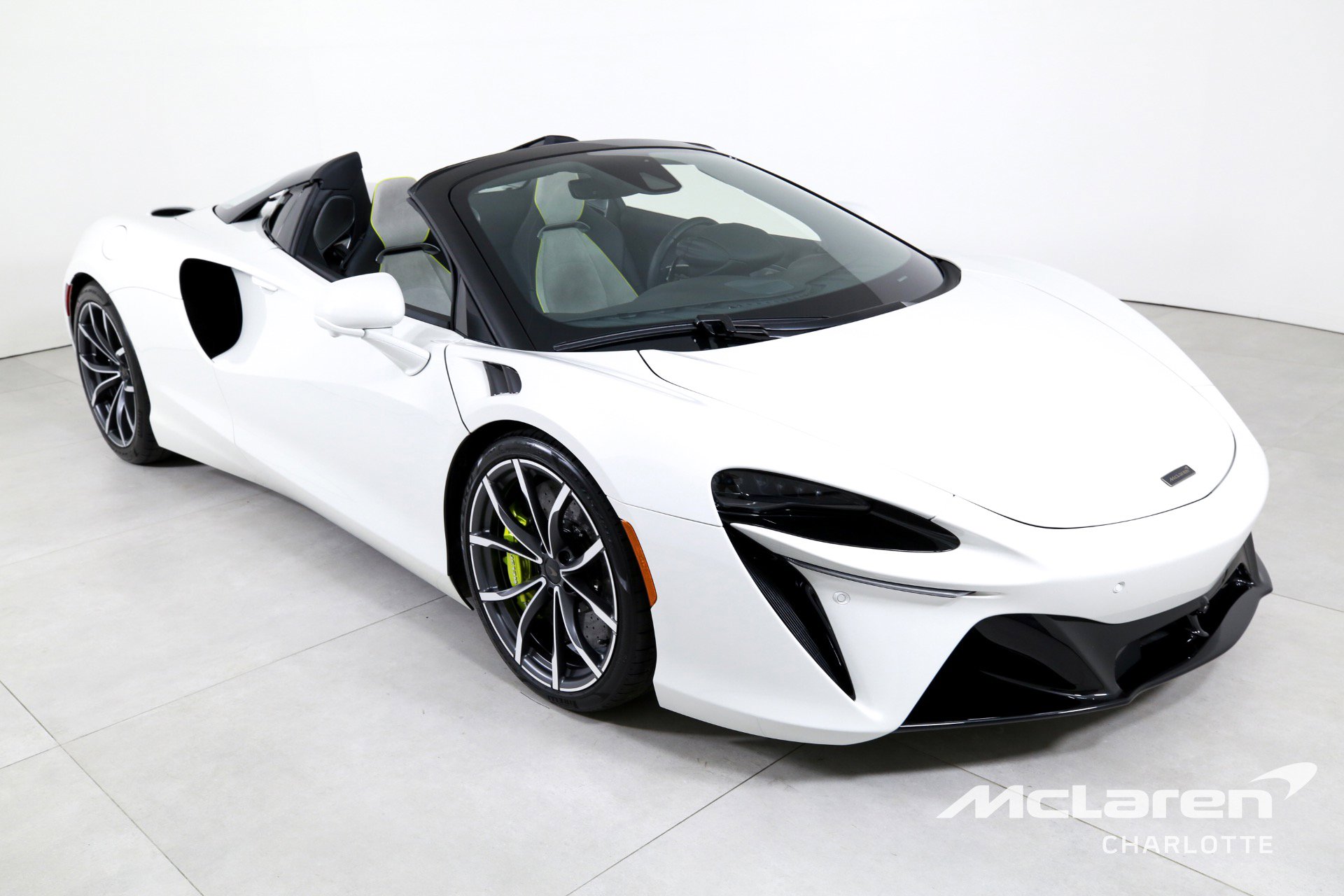 Used 2025 McLaren Artura Spider image 4
