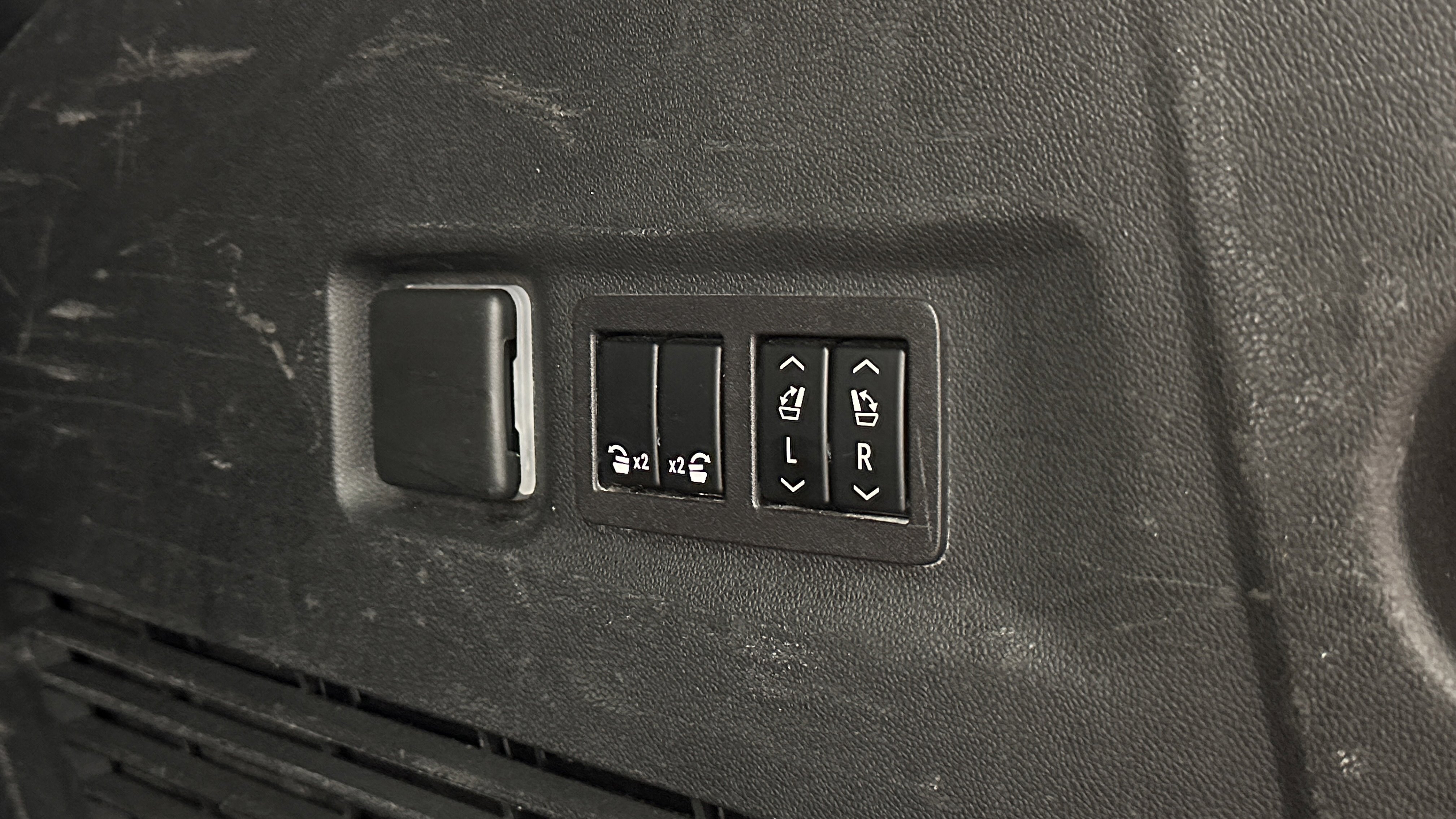 Used 2023 GMC Yukon XL Denali RWD image 33