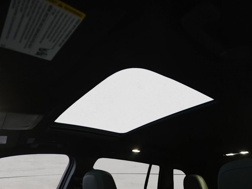 Used 2025 GMC Acadia AT4 w/ Luxury Package image 25