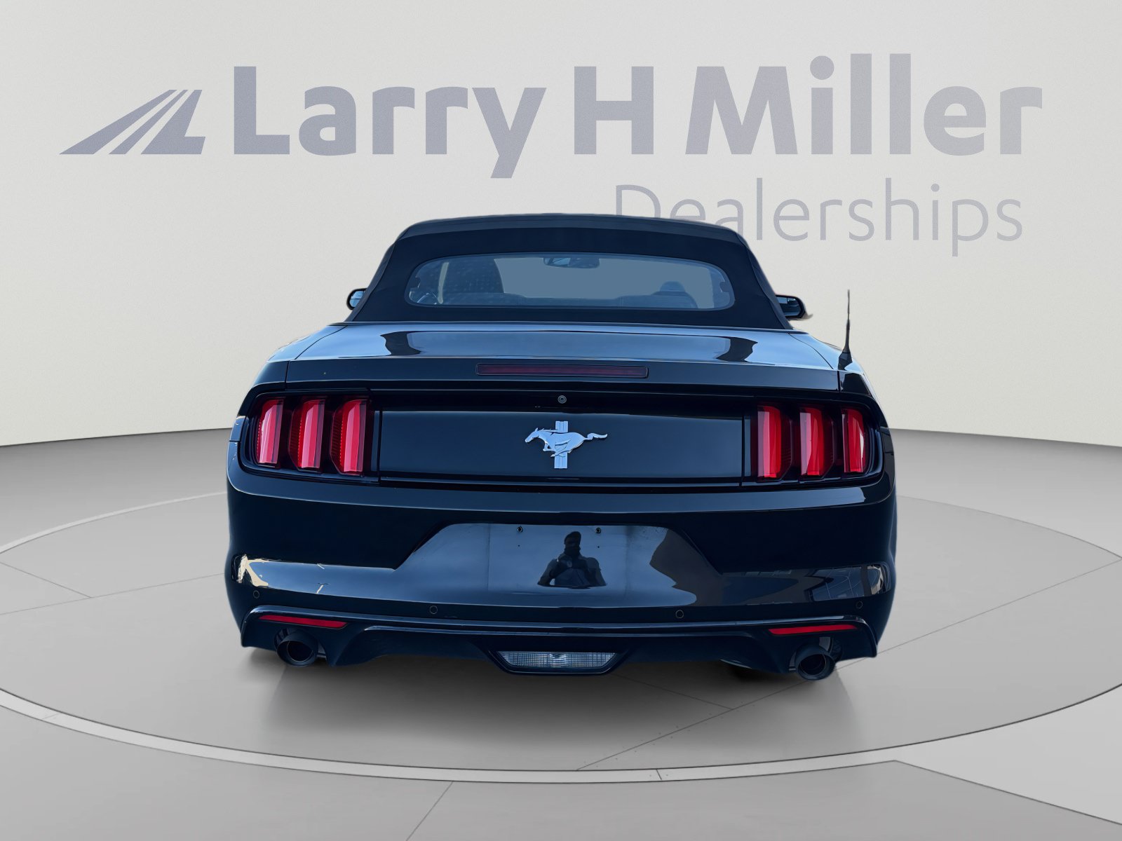 Used 2017 Ford Mustang Convertible RWD image 4