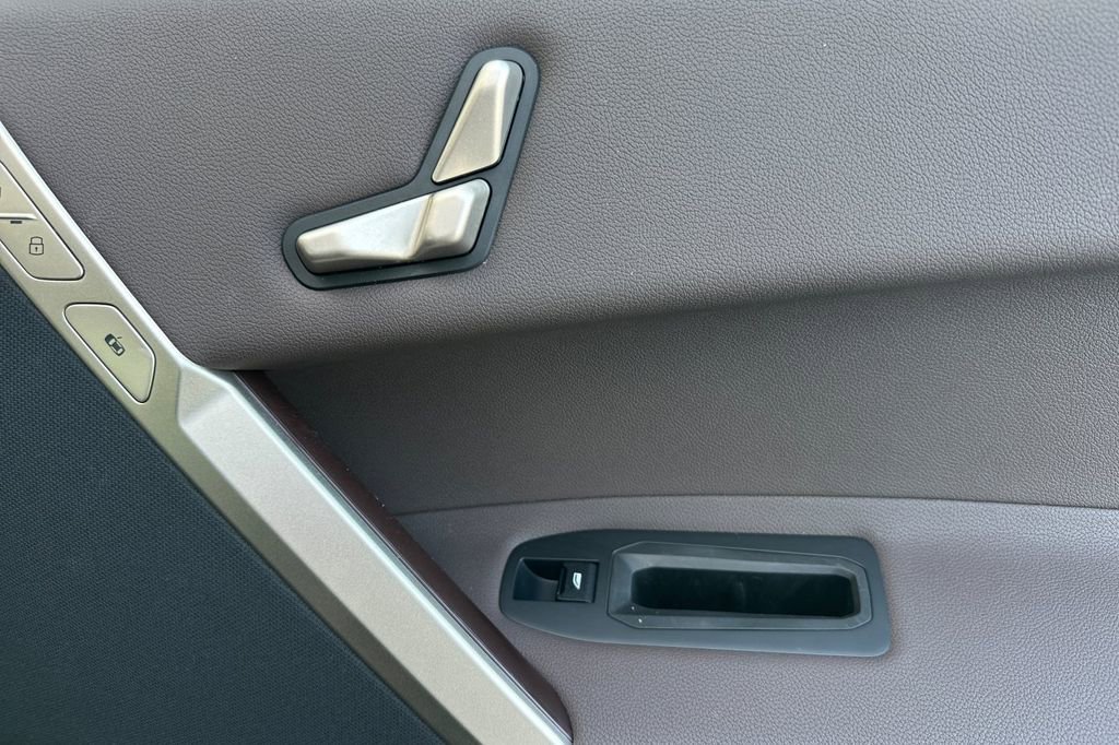Used 2023 BMW iX xDrive50 image 19