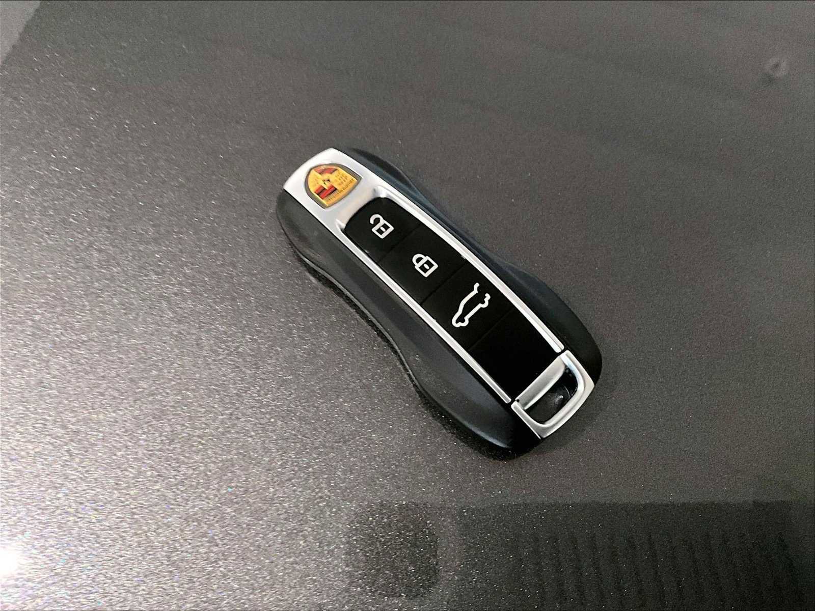 Used 2025 Porsche Cayenne image 36