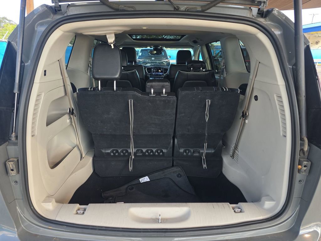 Used 2023 Chrysler Pacifica Limited image 7