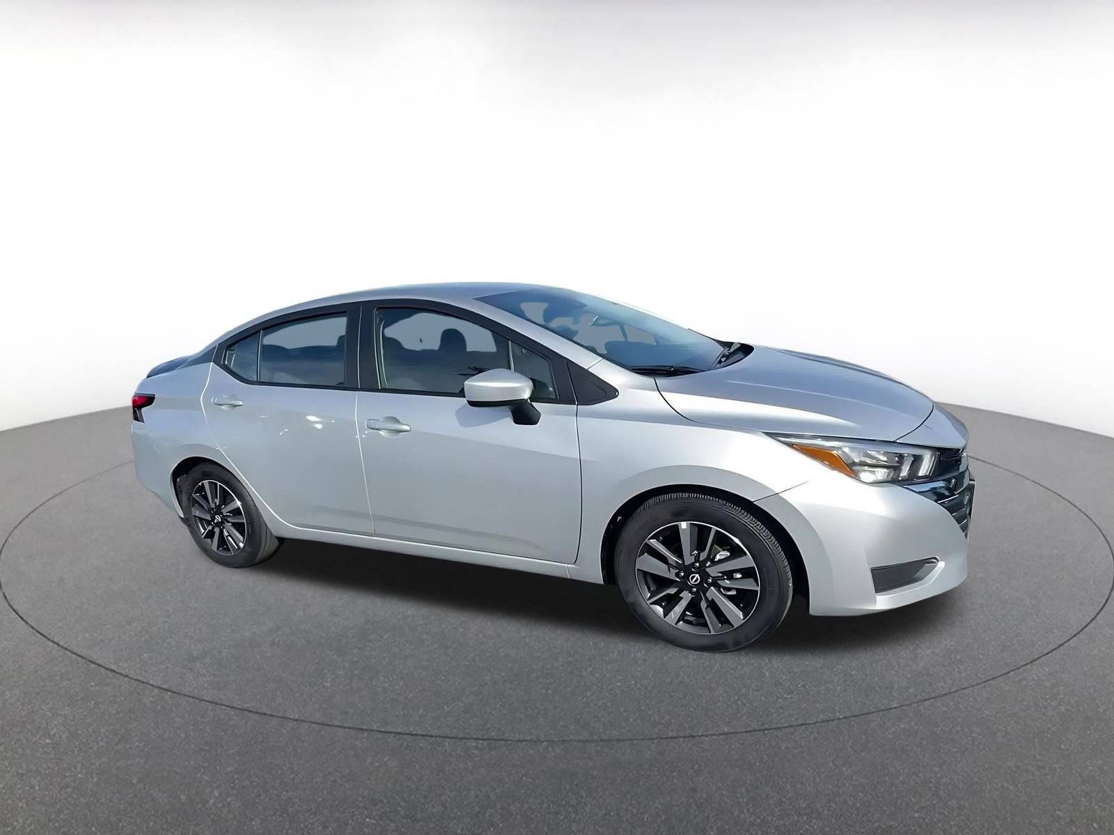 Used 2025 Nissan Versa SV image 2