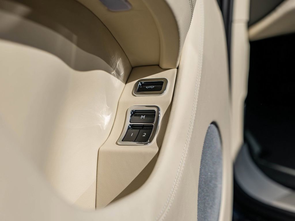 Used 2025 Bentley Bentayga image 30