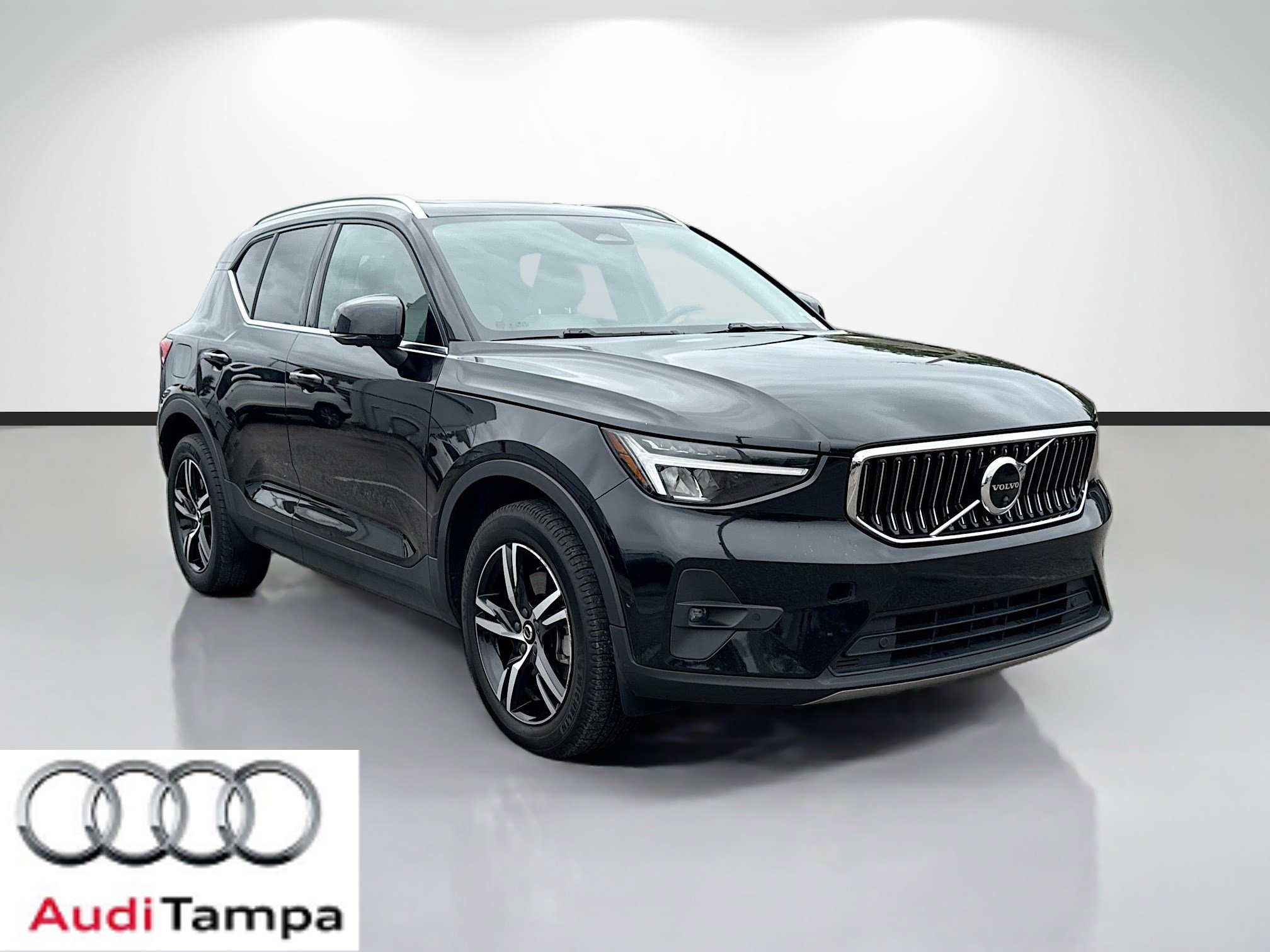 Used 2023 Volvo XC40 B5 Plus image 1