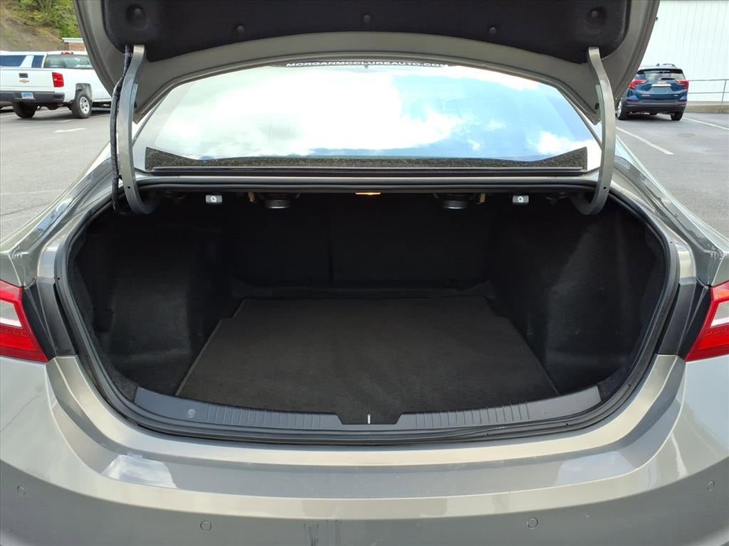 Used 2017 Chevrolet Malibu Premier w/ Premier Sun and Wheel Package FWD image 7