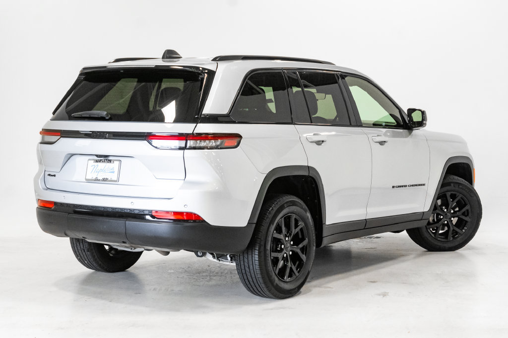 Used 2025 Jeep Grand Cherokee Altitude AWD/4WD image 29