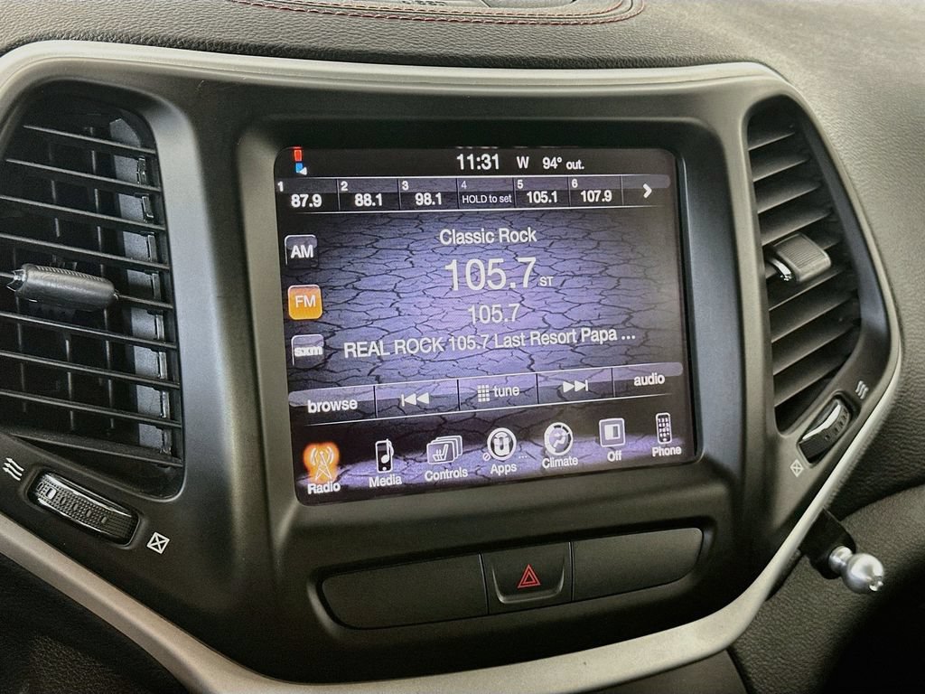 Used 2015 Jeep Cherokee Trailhawk w/ Leather Interior Group AWD/4WD image 17
