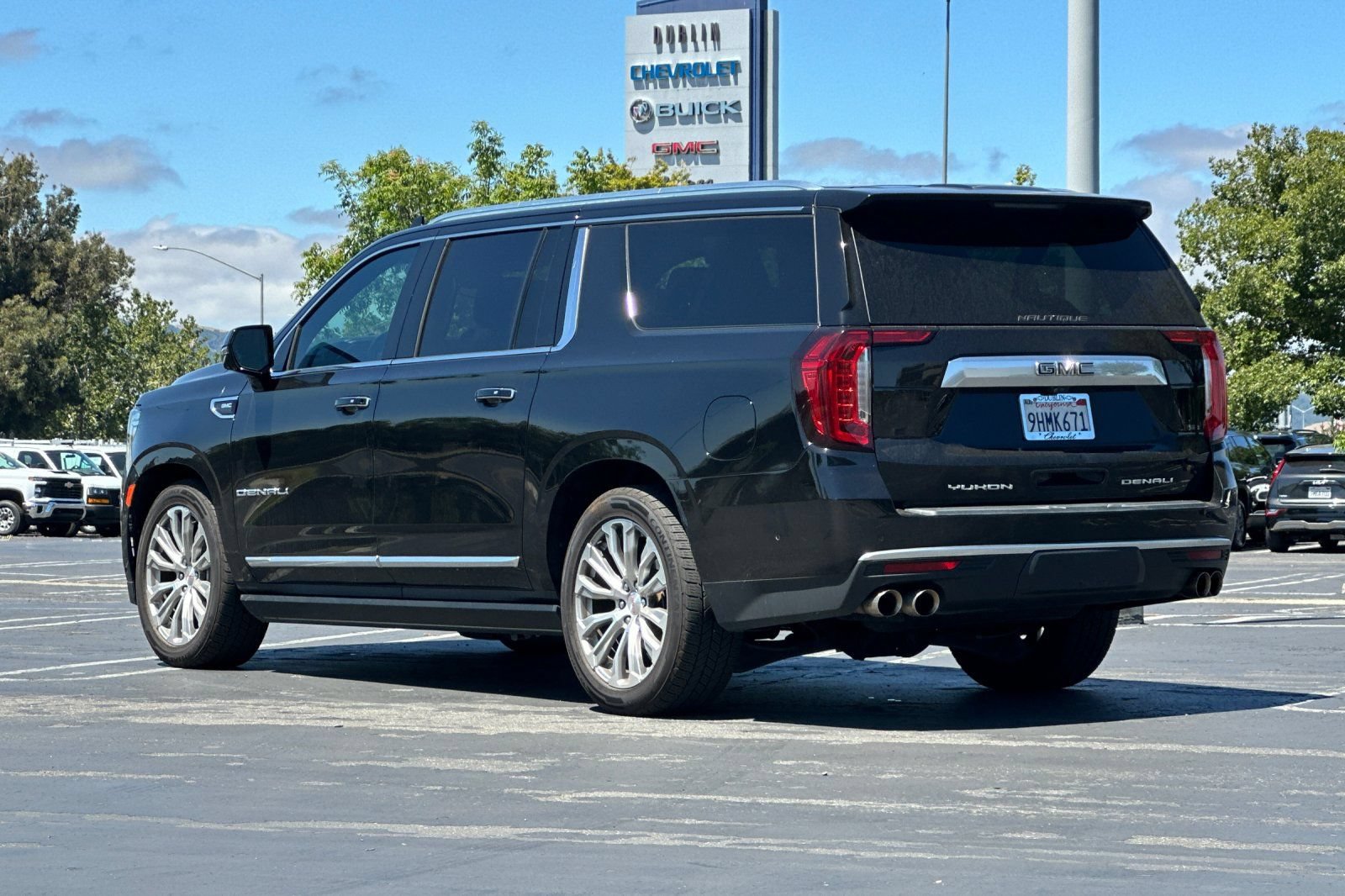 Used 2023 GMC Yukon XL Denali w/ Denali Reserve Package AWD/4WD image 6
