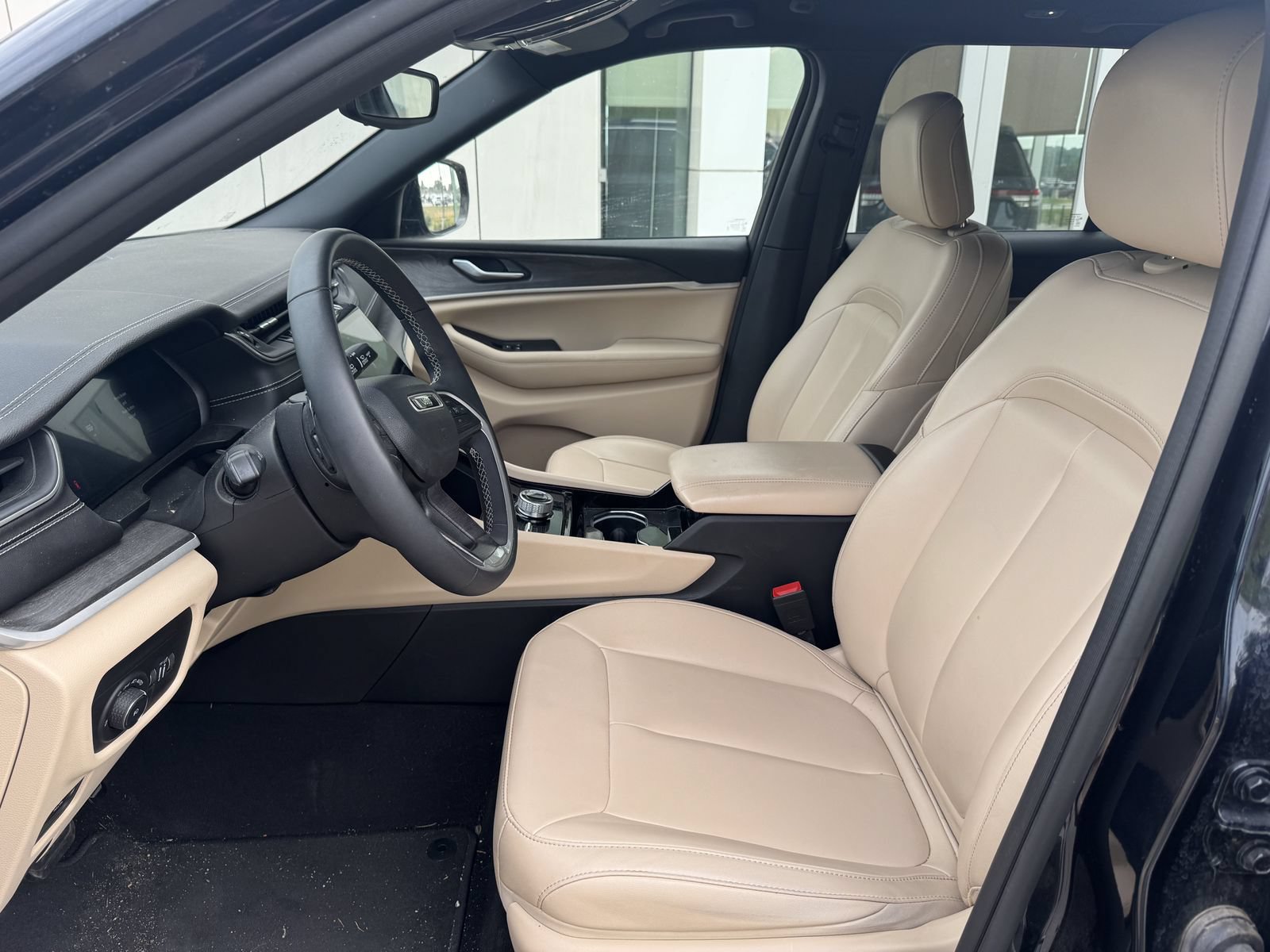 Used 2023 Jeep Grand Cherokee Limited AWD/4WD image 5